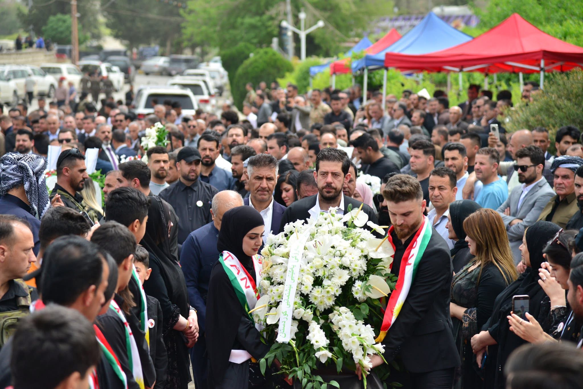 شاڵاو کۆسرەت رەسول: هاوڕێ لەگەڵ هەڤاڵان (د. میران محەمەد، جەزای سەید مەجید و لەشکر پشدەری) ئەمڕۆ لەنێو کەسوکاری شەهیداندا لە قەڵادزێ بەشداریمان کرد لە (٥١)ەمین ساڵیادی بۆردومانکردنی قەڵادزێ و تاجەگوڵینەی هەڤاڵ بافڵ جەلال تاڵەبانی سەرۆکی یەکێتیی نیشتمانیی کوردستانمان لەسەر مۆنۆمێنتی شەهیدان و قوربانیان دانا