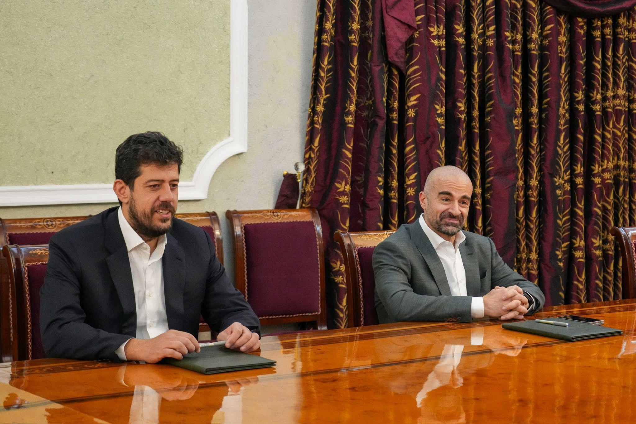 بافڵ جەلال تاڵەبانی، سەرۆکی یەکێتیی نیشتمانیی کوردستان لە دەباشان پێشوازی لە ئەندرۆ بیزلی، کونسوڵی گشتیی بەریتانیا لە هەرێمی کوردستان کرد.