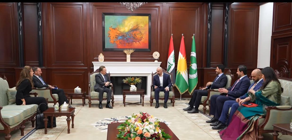 بافڵ جەلال تاڵەبانی، سەرۆکی یەکێتیی نیشتمانیی کوردستان لە بارەگای مەکتەبی سیاسی لە هەولێر پێشوازی لە پاتریک دۆرێڵ، باڵیۆزی فەرەنسا لە عیراق کرد.